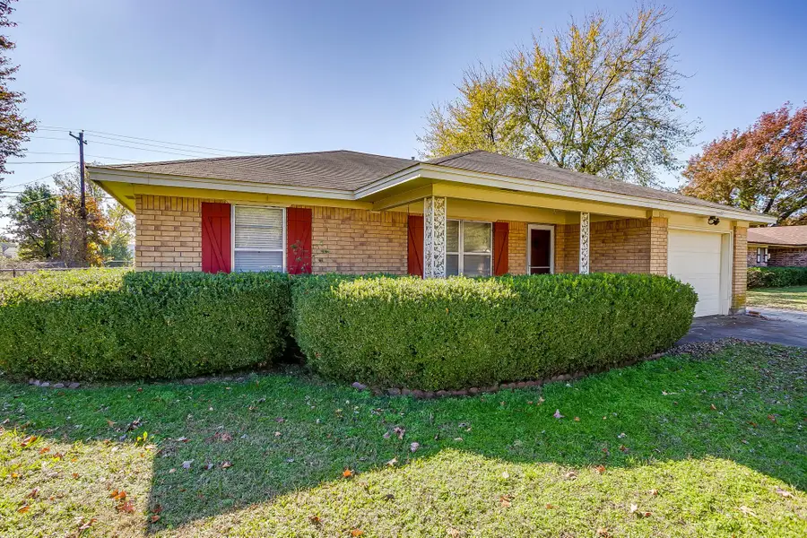 313 Texoma Drive, Whitesboro, TX 76273 - Image #2