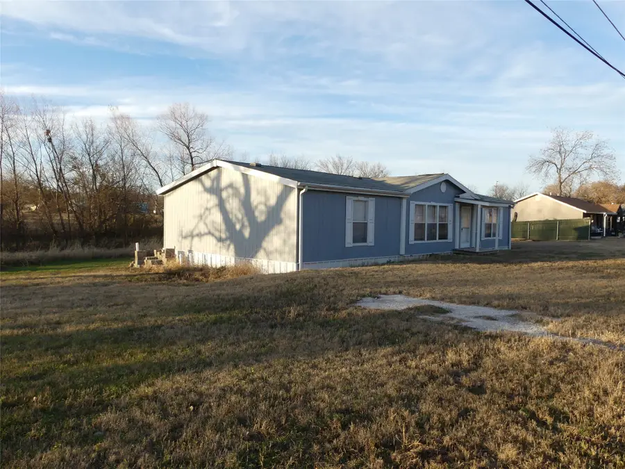 422 Hutchinson Street, Bowie, TX 76230 - #2