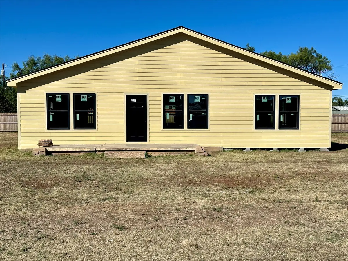 114 Drummond, Tye, TX 79563 - Image #1