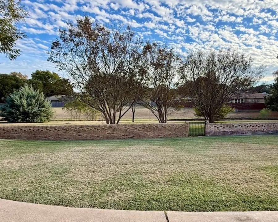 4521 Cinnamon Hill Drive, Fort Worth, TX 76133 - Image #2