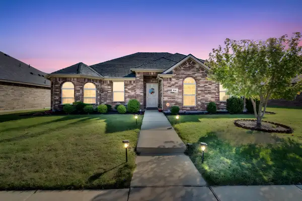 542 Meadowlake Drive, Waxahachie, TX 75165