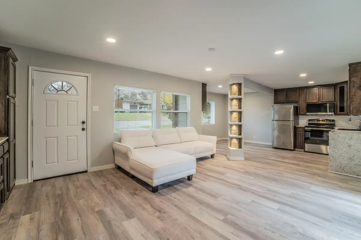 1704 Hillside Drive, River Oaks, TX 76114 - Image #1