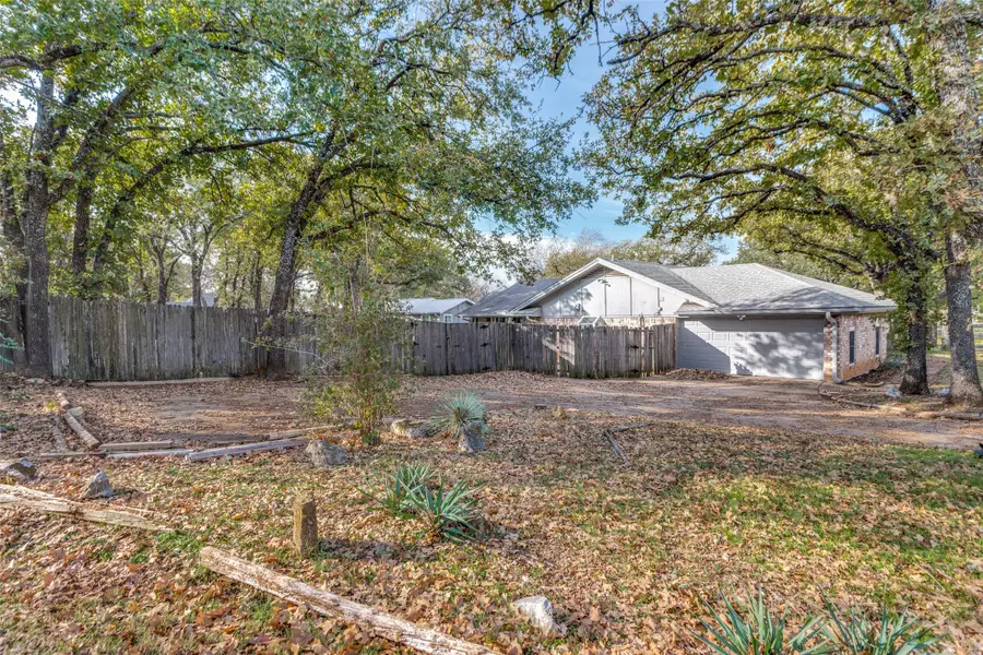 102 Hillside Drive W, Burleson, TX 76028 - Image #3