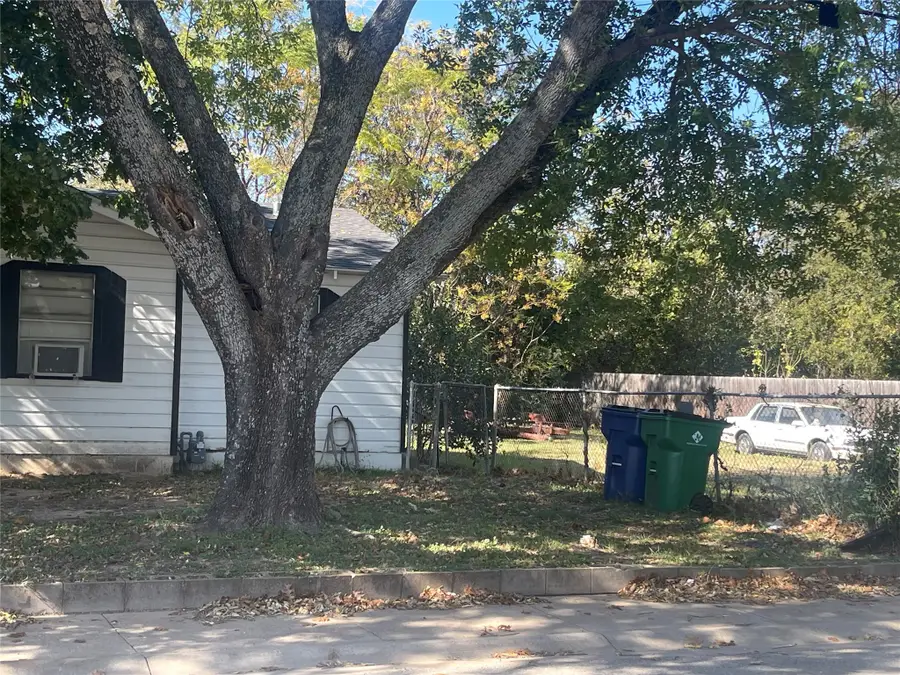 114 & 116 Flowers Street, Waxahachie, TX 75165 - Image #2