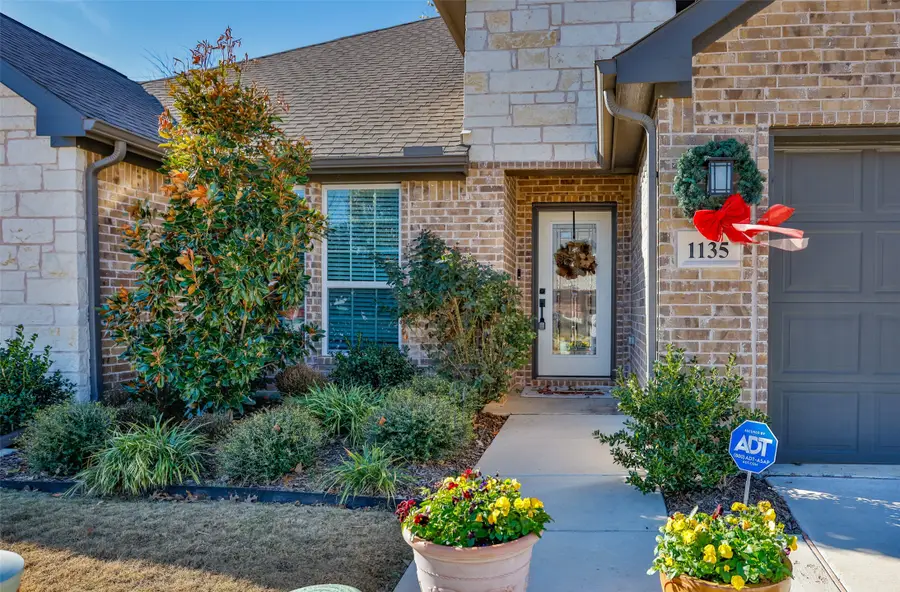 1135 Vintage Avenue, Gainesville, TX 76240 - Image #2