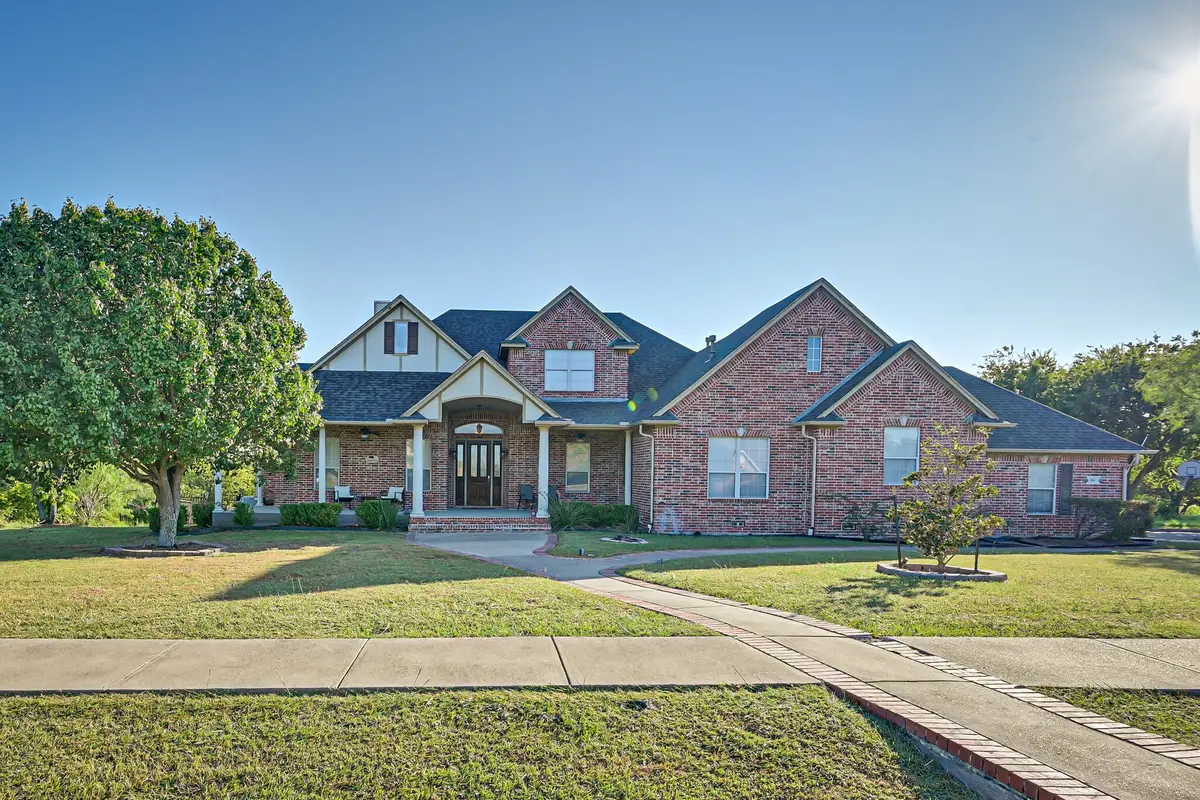 811 Mallard Pointe Drive, Grand Prairie, TX 75104 - Image #1