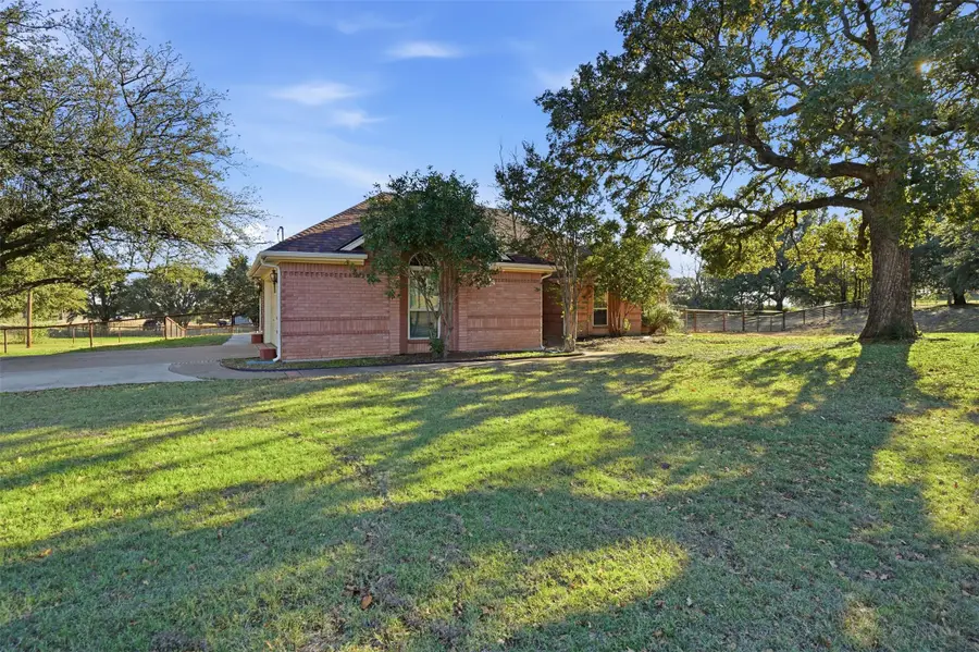 3300 Hummingbird Court, Granbury, TX 76049 - Image #3