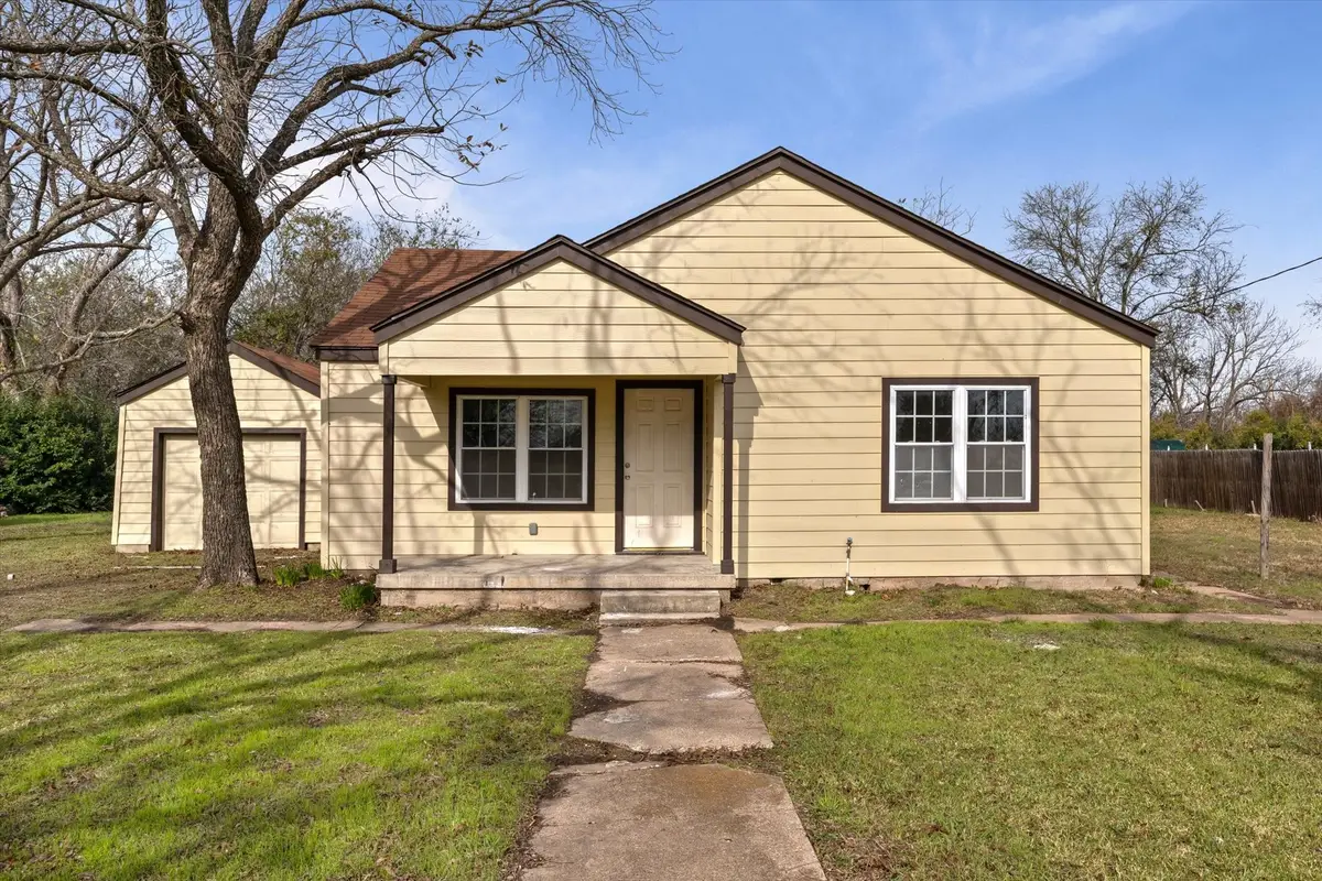 711 E Cowan Avenue, Mart, TX 76664 - Image #1