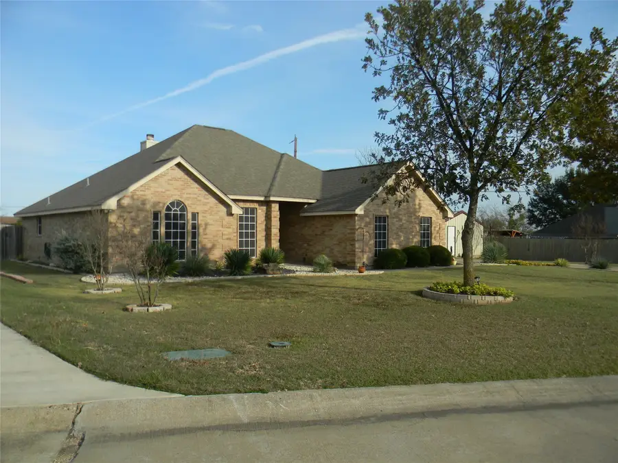 904 Martin, Italy, TX 76651 - Image #2