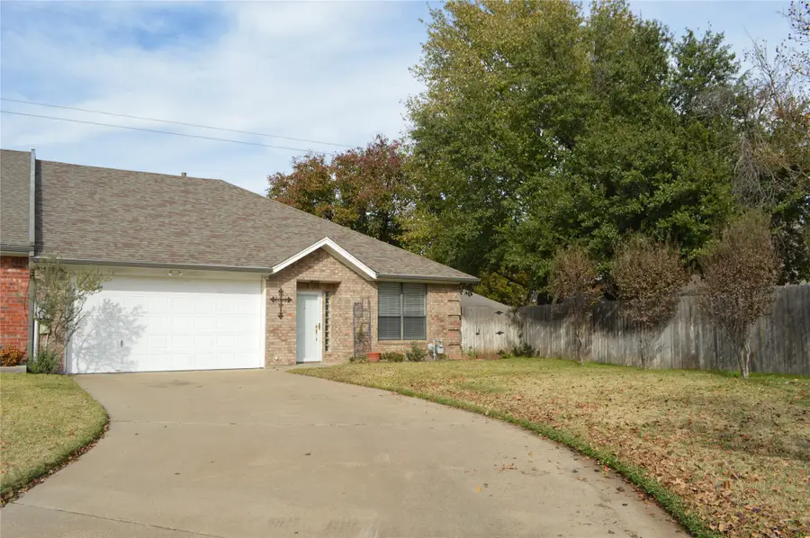 945 Heather Court, Weatherford, TX 76086 - Image #2