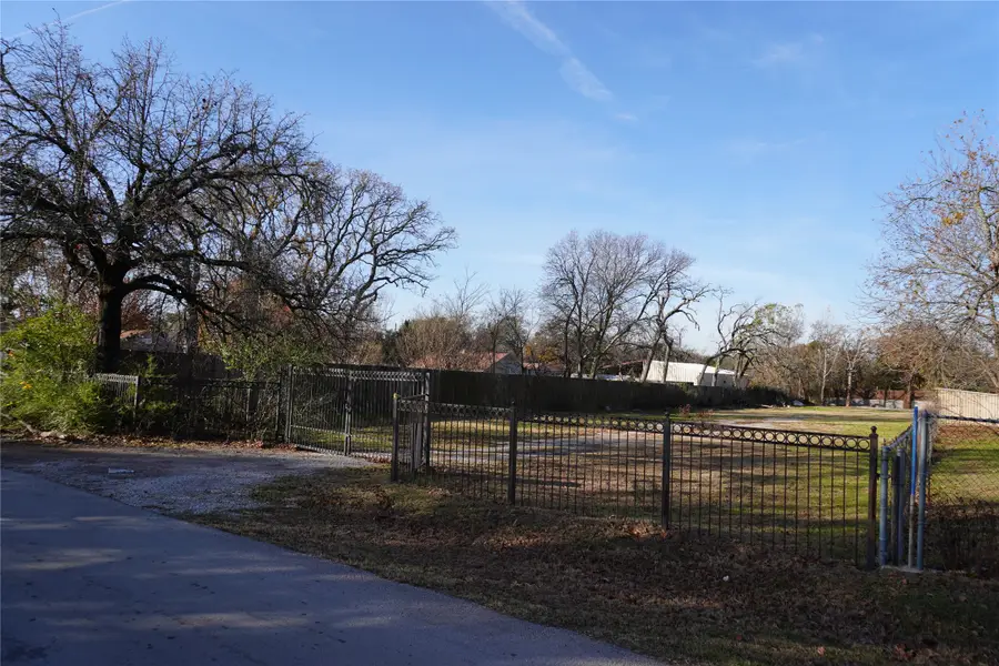 1221 Bloomfield Drive, Dallas, TX 75217 - Image #2