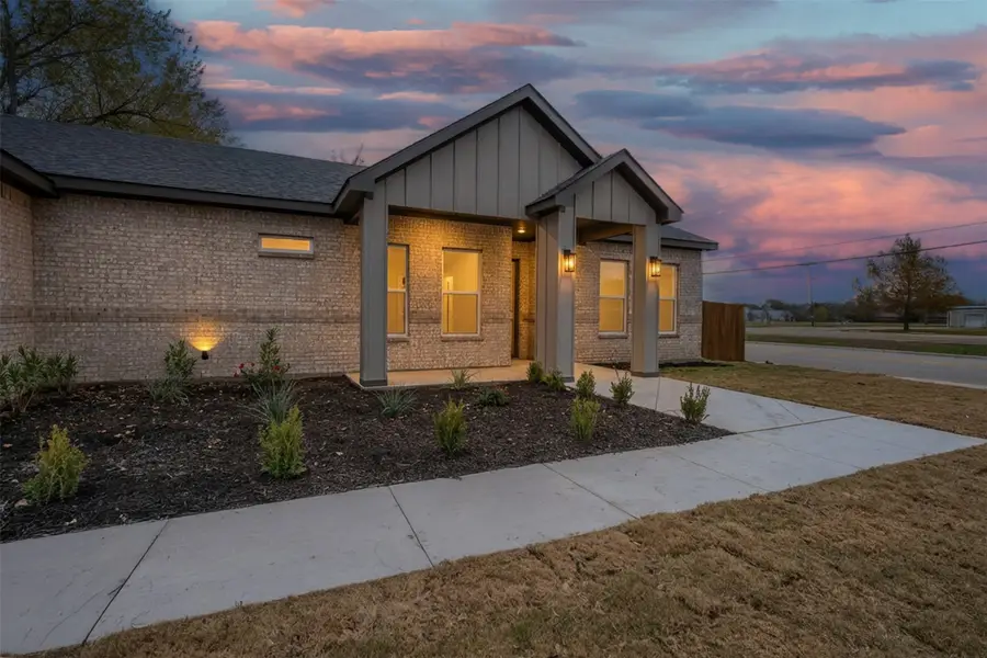 302 W West Coral Way, Grand Prairie, TX 75051 - Image #2