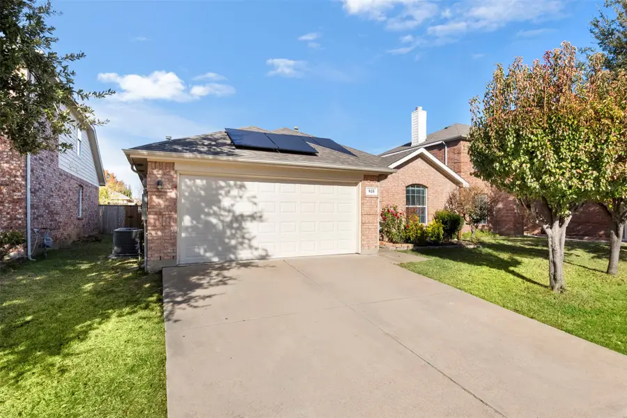 928 Wood Brook Drive, Grand Prairie, TX 75052 - Image #2