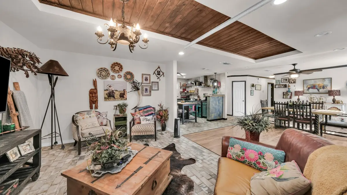 506 E Barton Street, Granbury, TX 76048 - Image #1