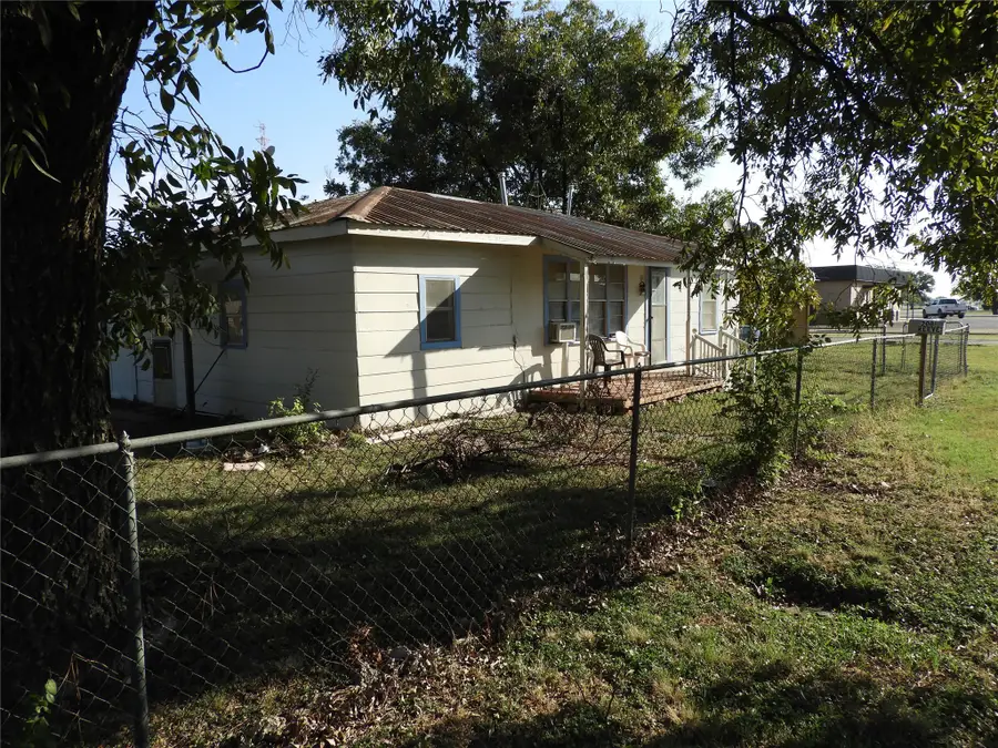 208 Reeves Street, Winters, TX 79567 - Image #2