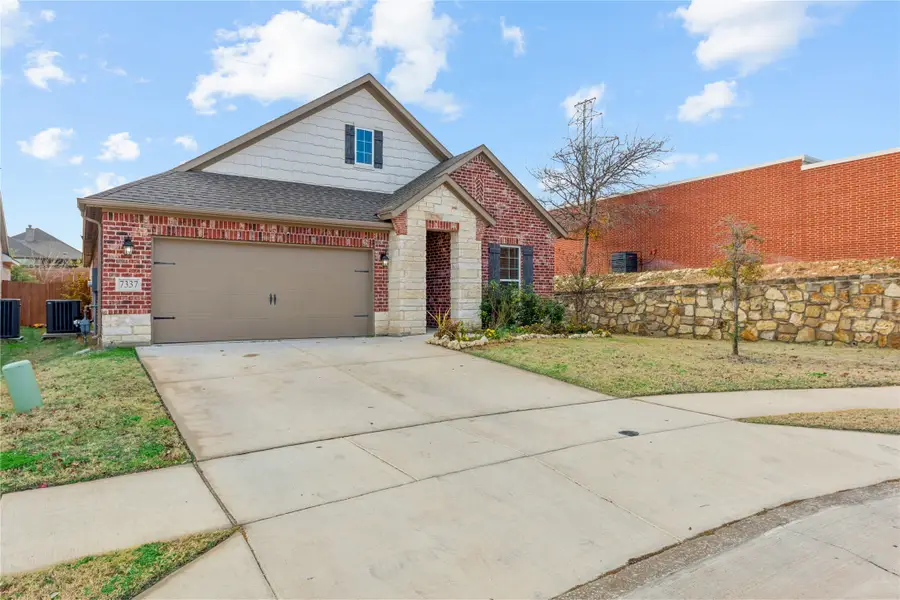 7337 Howling Coyote Lane, Fort Worth, TX 76131 - Image #2