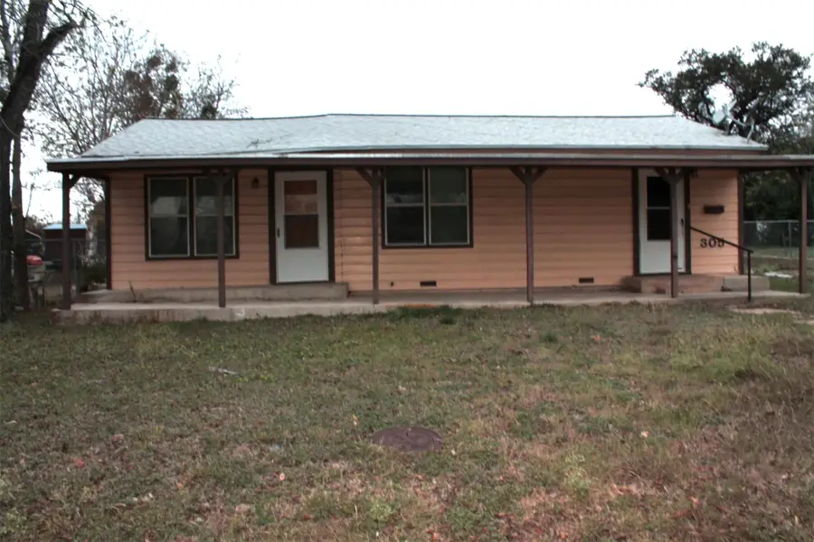 305 N Travis Street, Comanche, TX 76442 - Image #2