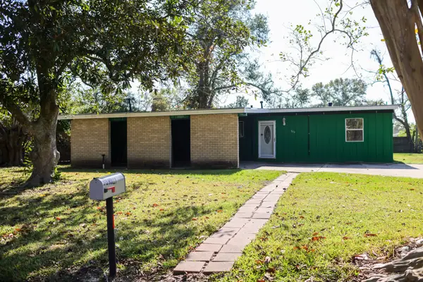 513 Holly Street, Angleton, TX 77515
