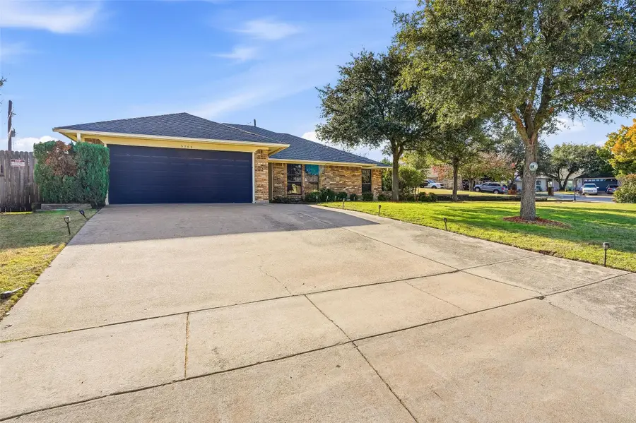 5240 Hill Ridge Drive, Fort Worth, TX 76135 - Image #2