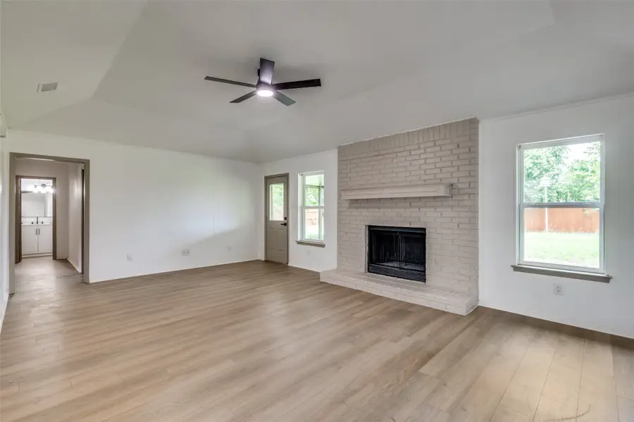 402 Country Meadow Drive, Mansfield, TX 76063 - Image #3