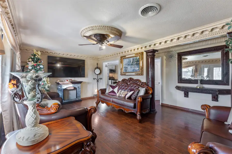 938 Gillham Road, River Oaks, TX 76114 - Image #2