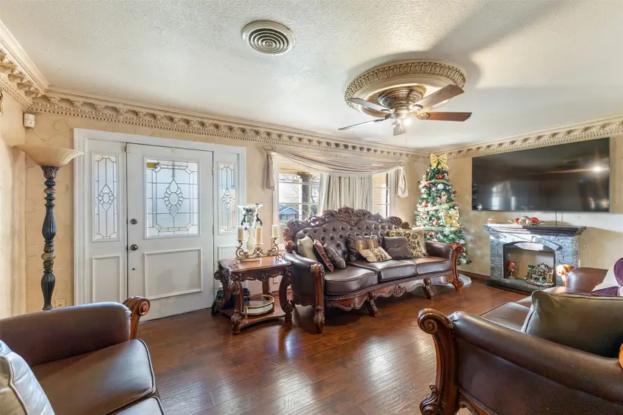 938 Gillham Road, River Oaks, TX 76114 - Image #3