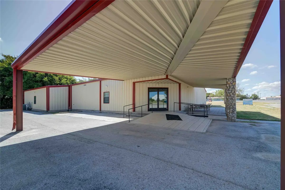 205 N Davis Street, Chico, TX 76431 - Image #1