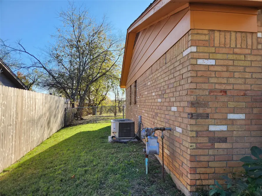 620 Smith Avenue, Crowley, TX 76036 - Image #2