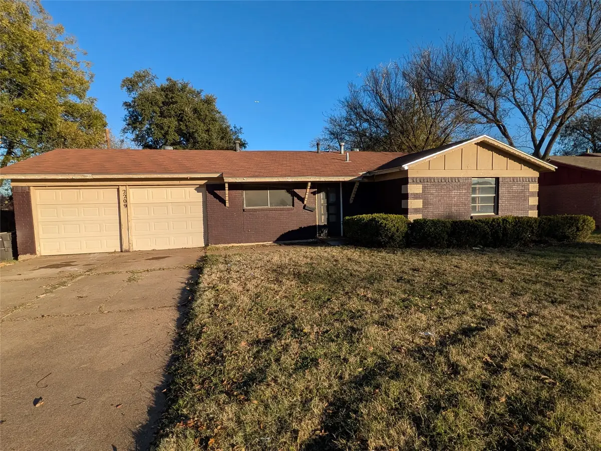 2209 Hooks Lane, Fort Worth, TX 76112 - Image #1