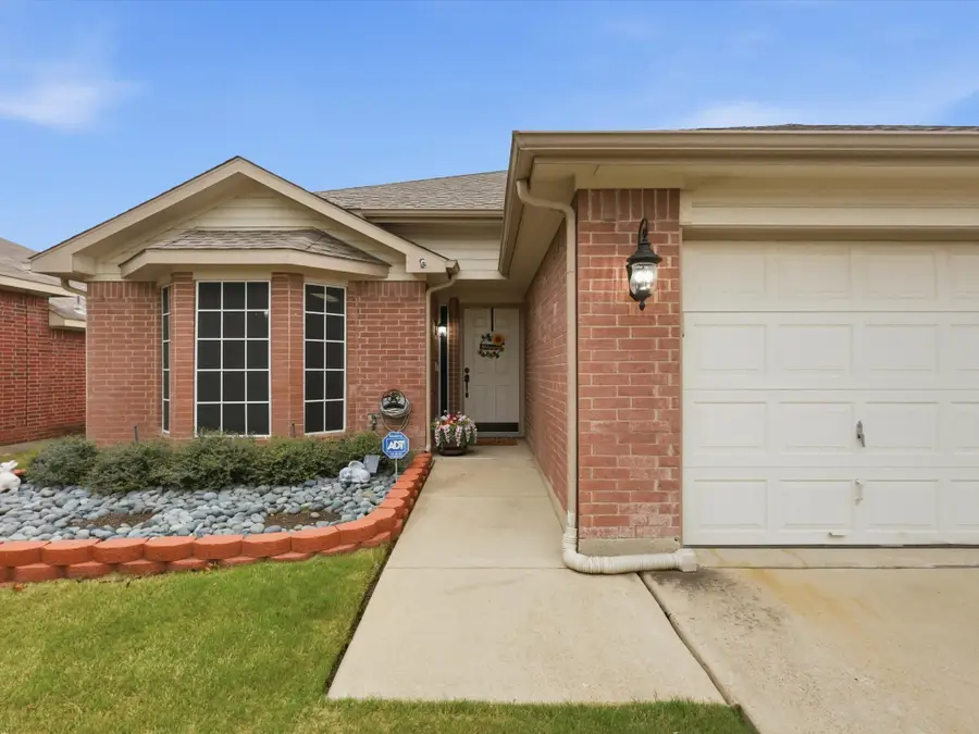 3023 Bosswood Court, Grand Prairie, TX 75052 - Image #3