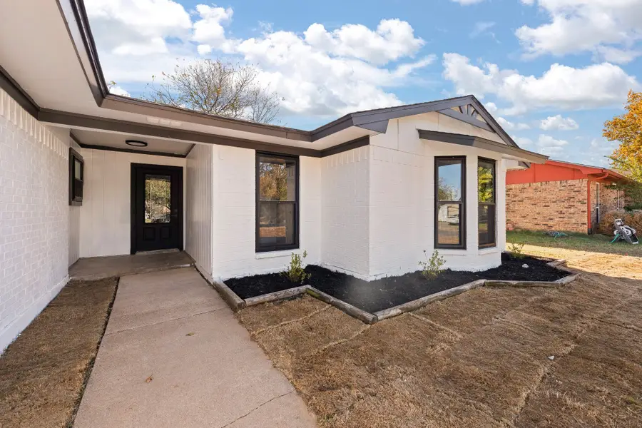 647 Evelyn Lane, Burleson, TX 76028 - Image #2