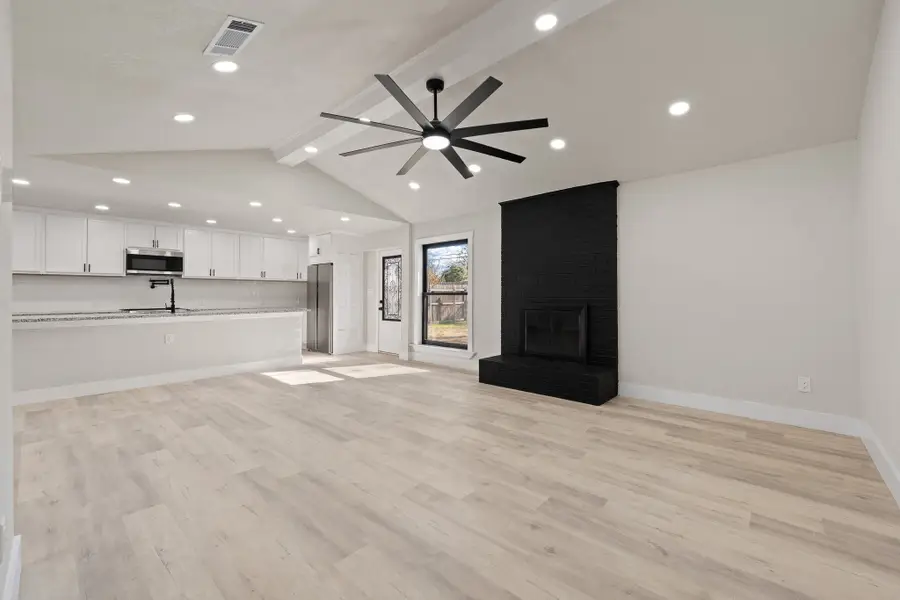 647 Evelyn Lane, Burleson, TX 76028 - Image #3