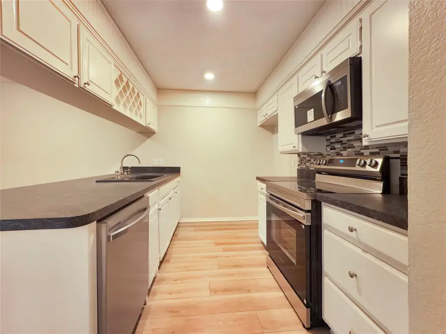 320 Mountain View Court, Bedford, TX 76021 - Image #2