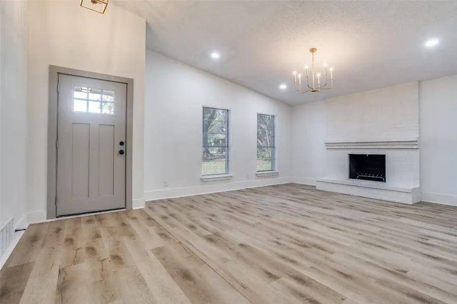 926 Meadowcove Circle, Garland, TX 75043 - Image #3