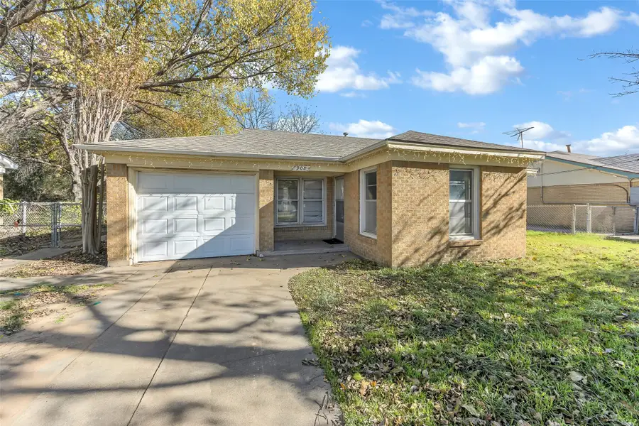 908 Yale Street, River Oaks, TX 76114 - Image #3