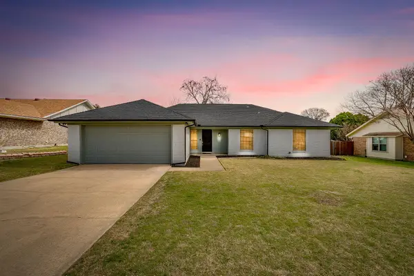 208 Meadowhill Drive, Benbrook, TX 76126
