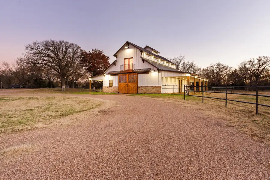 1512 E Henderson Street, Cleburne, TX 76031 - Image #2