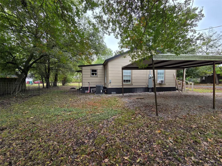 240 S College Street, Deport, TX 75435 - Image #3