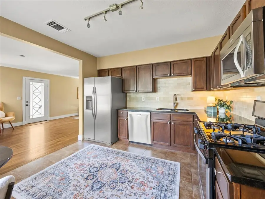 817 Edgefield Road, Fort Worth, TX 76107 - Image #2