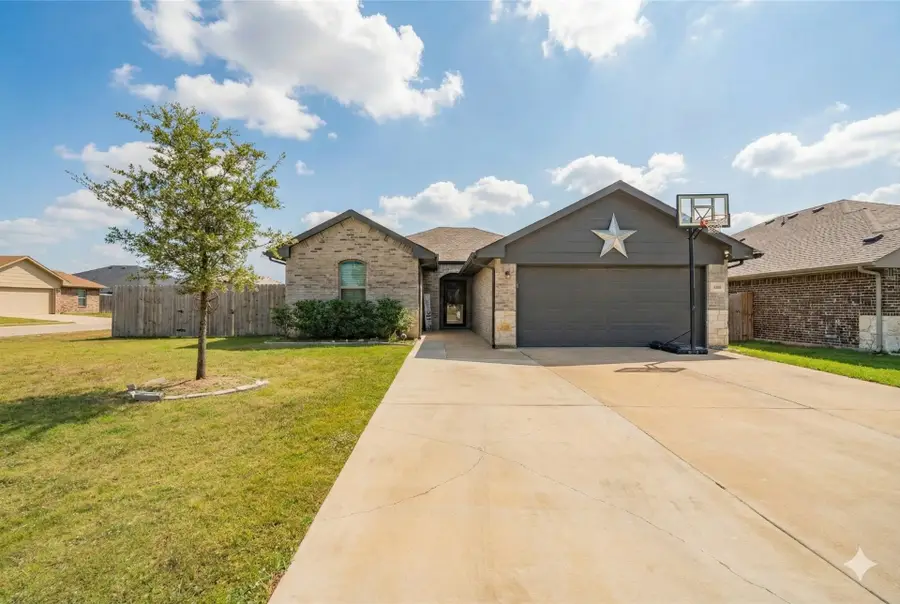 107 Willowbend Loop, Mabank, TX 75147 - Image #2
