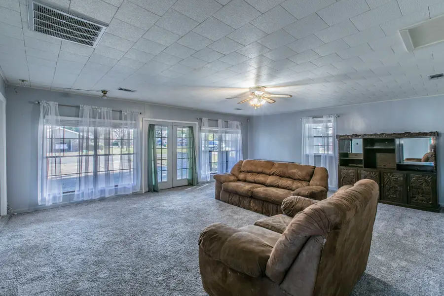 615 E Jacinto Street, Groesbeck, TX 76642 - Image #2