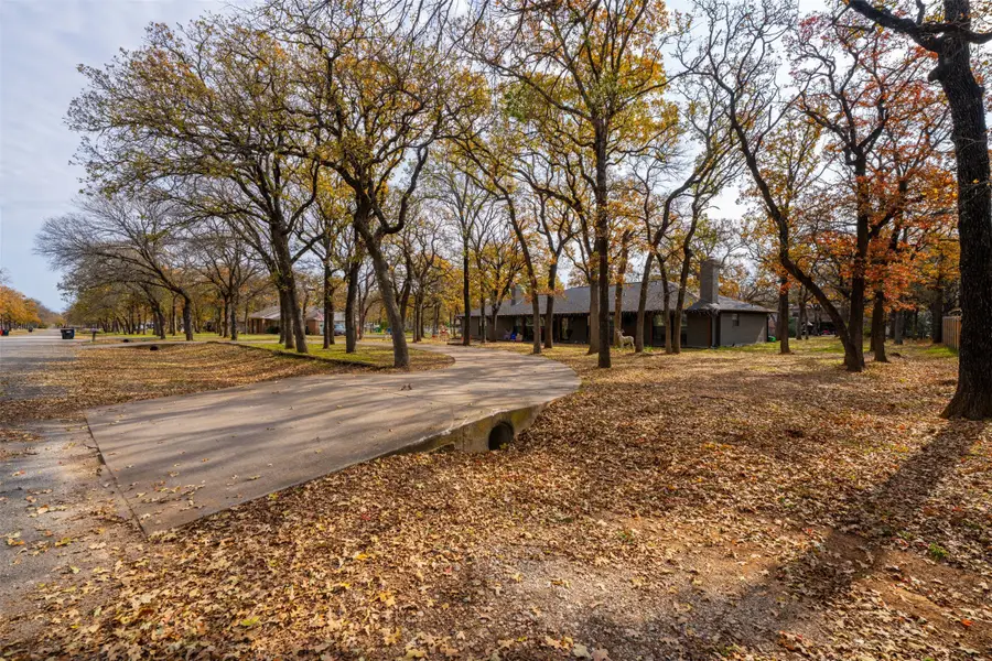 1908 Thousand Oaks Drive, Burleson, TX 76028 - Image #2