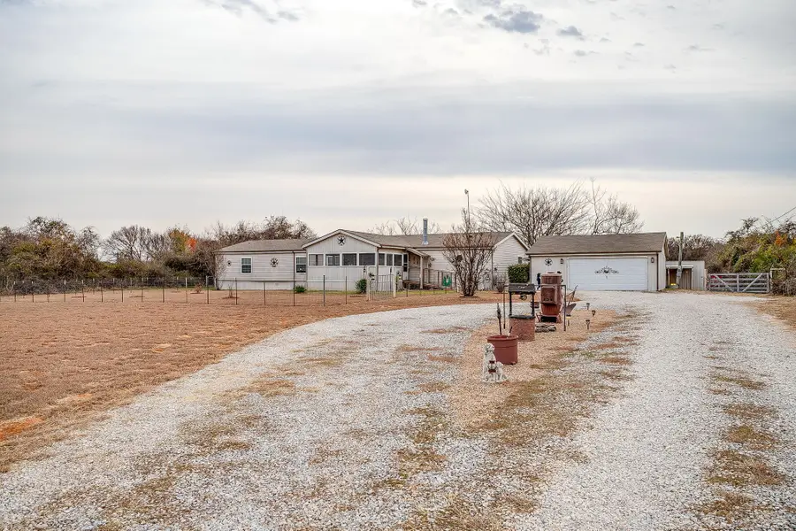 6724 Midway Road, Springtown, TX 76082 - Image #3