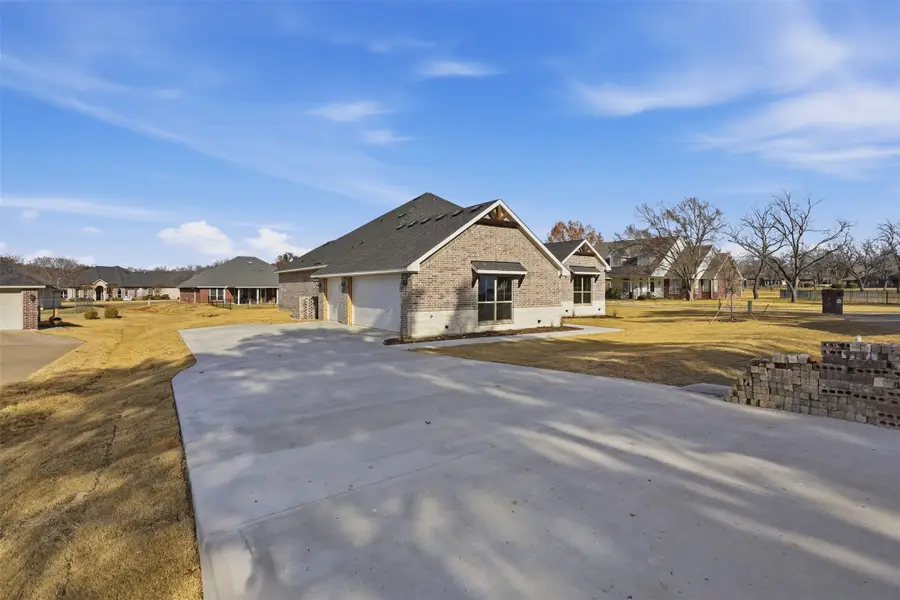 6002 Oakwood Court, Granbury, TX 76049 - Image #2