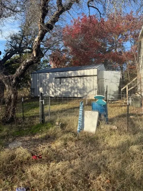 203 S Ridgeview Court, Azle, TX 76020 - Image #2