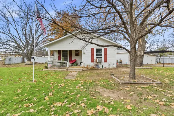 902 N Travis Street, De Leon, TX 76444