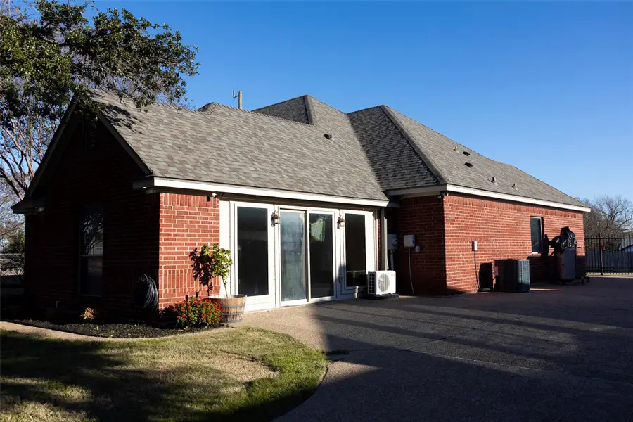 302 S Cedar Ridge Circle, Robinson, TX 76706 - Image #2