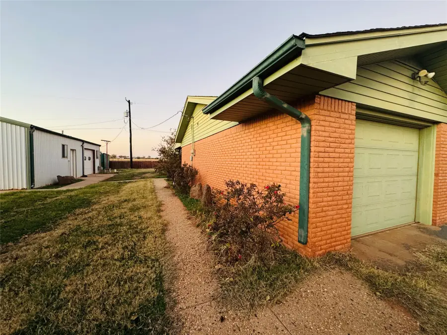 1111 E Sammy Baugh Avenue, Rotan, TX 79546 - Image #3