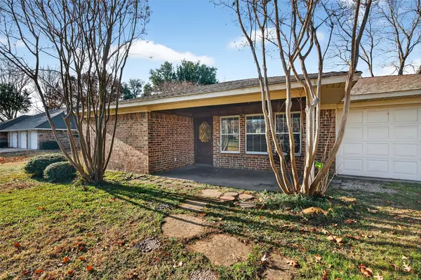 234 Navajo Trail W, Lake Kiowa, TX 76240