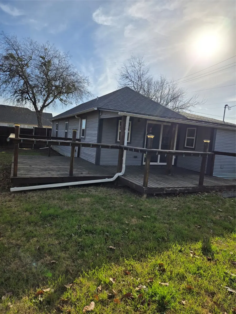 605 N Snyder Avenue, Justin, TX 76247 - Image #2